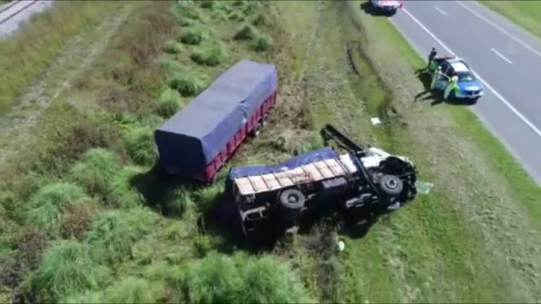 Accidente fatal en carretera 2: un fallecido tras vuelco de camión destino Mar del Plata