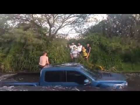 Camioneta es arrastrada por río crecido y conductor sobrevive dos días flotando en un tronco