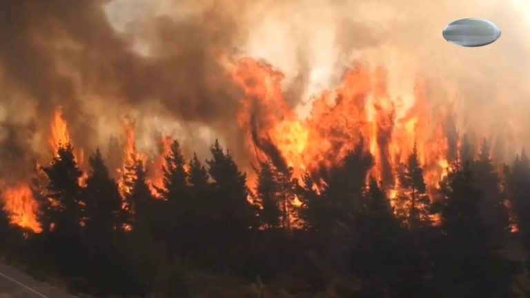 Desalojo en &aacute;rea de cordillera en Epuy&eacute;n debido a grave incendio forestal en Chubut