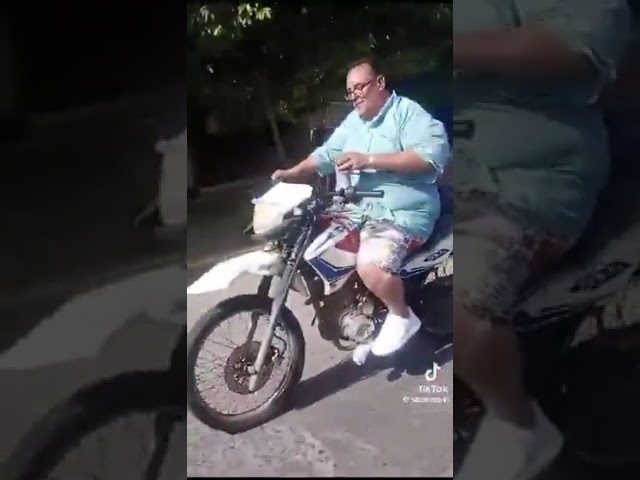 Sorprenden a un oficial de tránsito conduciendo una moto sin placa, sin casco y con una bebida en la mano