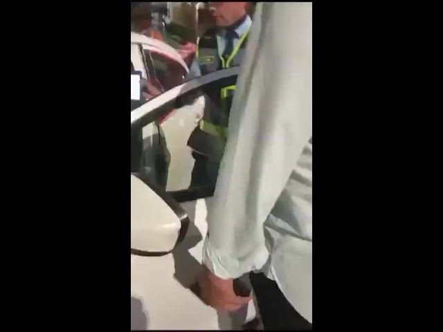 Conducía ebrio, sin permiso ni inspección vehicular, e intentó sobornar a un agente de tránsito con medias: “No seas malo, loco