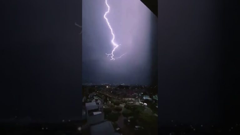 Fuerte tormenta en Córdoba provoca cierre de ruta tras gran socavón
