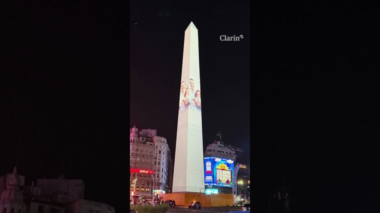 Muestran un mensaje de apoyo al Papa Francisco en el obelisco