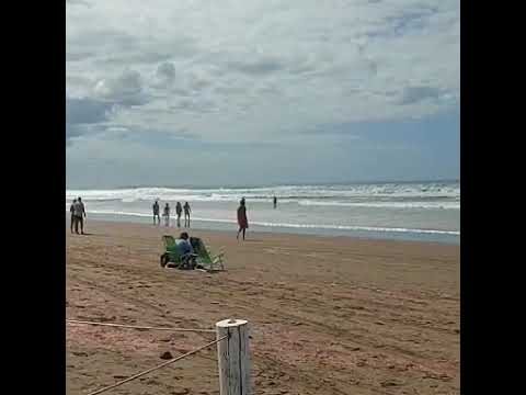 Tensión y búsqueda en Necochea: joven desaparecido tras nadar de madrugada con amigos.