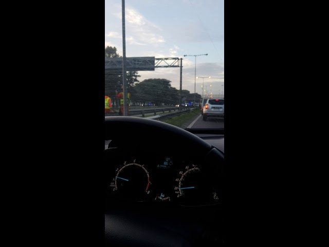 Accidente en la General Paz: una camioneta colisiona y derriba un cartel de señalización