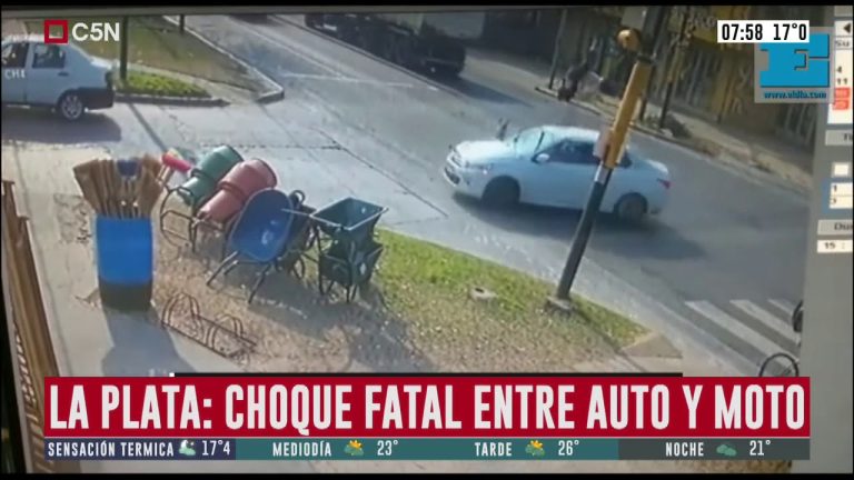 Accidente grave en La Plata entre vehículo oficial provincial y motocicleta