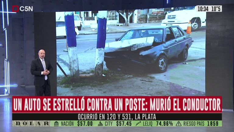 Impactante accidente en La Plata: un coche se descontrola y choca contra un poste de luz