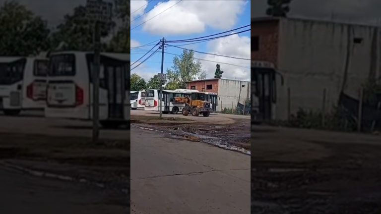 Incidente en José C. Paz: utiliza pala mecánica para destrozar autobuses tras colisionar su camioneta