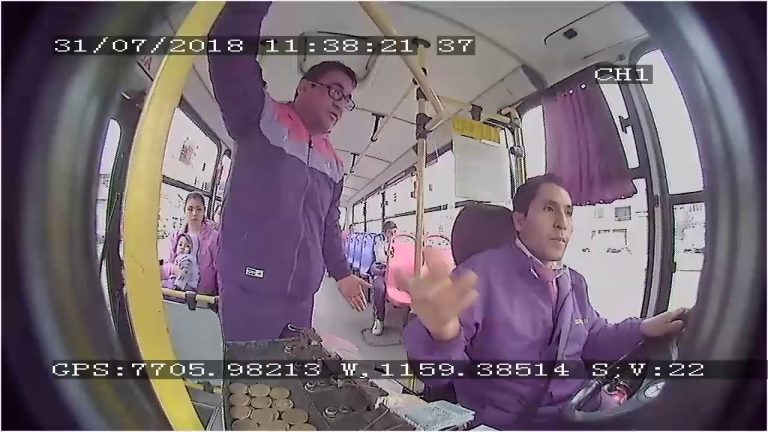 Conmoci&oacute;n en el autob&uacute;s: conductor enfrenta a pasajero con cuchillo en mano