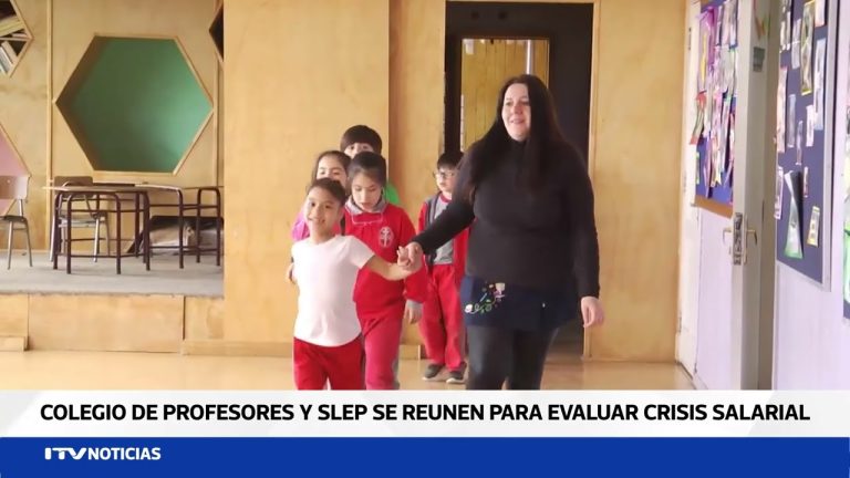 Abrazo y demanda salarial de profesores en colegio vinculado al Ministerio de Defensa enfrentando crisis