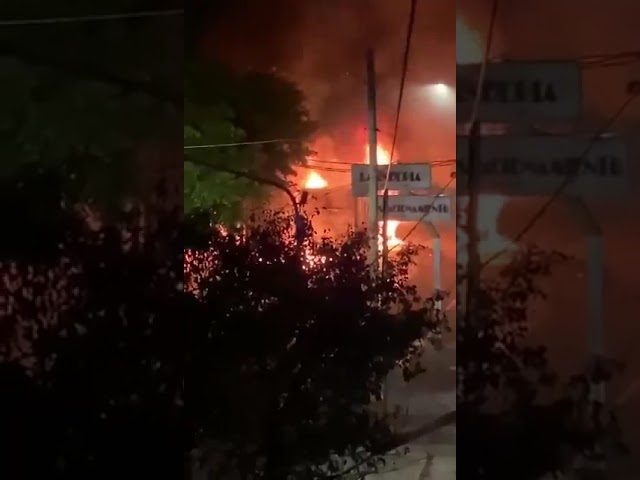 Cami&oacute;n lechero explota frente a supermercado en Lan&uacute;s, causando alarma entre los vecinos