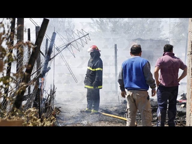 Incendio en planta de reciclaje de Melchor Romero: fuego descontrolado durante más de 10 horas