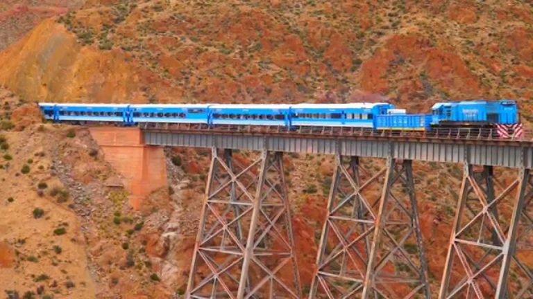 Inesperada nevada transforma el viaje del tren a las nubes en una experiencia única