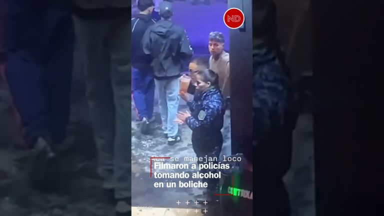 Suspenden a polic&iacute;as tras difundirse video bebiendo en un boliche; el establecimiento los respalda