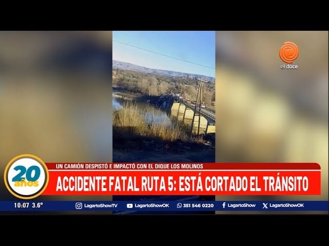 Camión se desvía y cae en río de Córdoba: fallece el conductor, pasajero queda atrapado por 2 horas