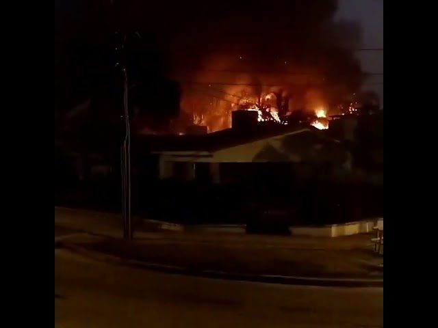 Fuego en un almacén céntrico de La Plata provoca colapso del techo, desalojo de residentes y ruidos explosivos