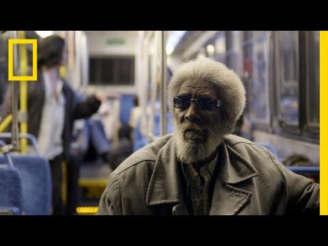 Noche helada en el autobús: refugio para personas sin hogar en la ciudad