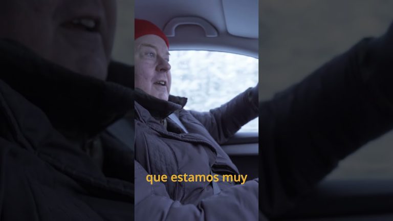 Preocupación y riesgo: vehículos ingresan a laguna congelada para realizar maniobras sobre el hielo