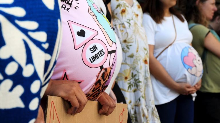 Protestas en el hospital infantil y movilización en el centro oncológico por aumento de salario y presupuesto en el sector salud.
