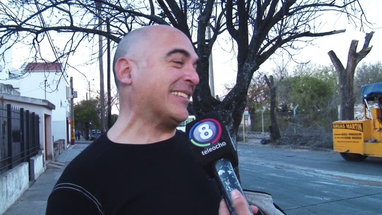 Residentes de Córdoba protestan por la posible tala de un árbol histórico