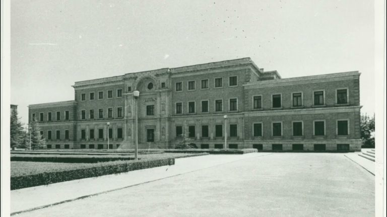 Celebración de aniversario de un periódico destacando su archivo histórico en formato digital