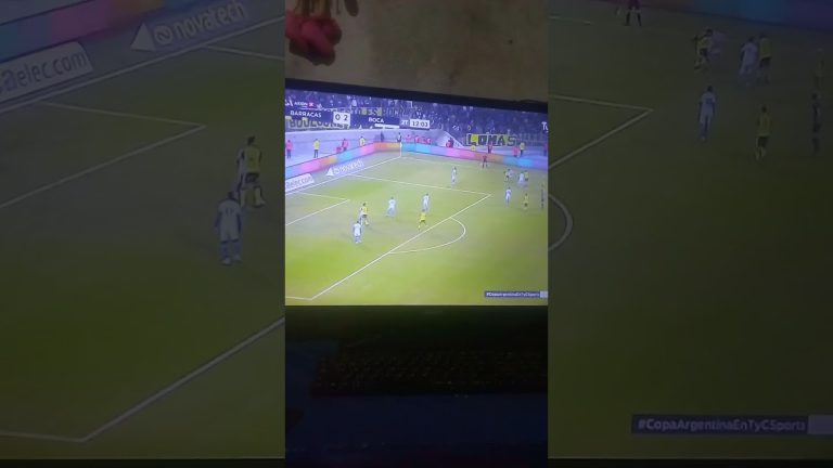 Condiciones climáticas obligan a cancelar un partido mientras se espera el tiempo para los encuentros del domingo de los principales equipos argentinos.