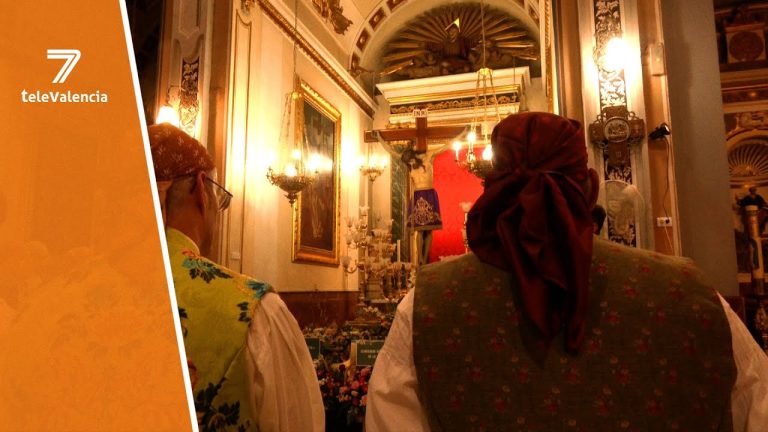 Devotos hacen largas filas y comparten una solicitud común en la festividad religiosa