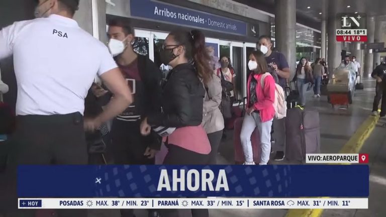 Huelga de controladores aéreos: cancelaciones de vuelos, largas filas y caos en el aeroparque.