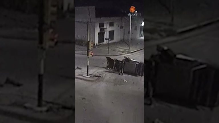 Impactante suceso en Córdoba: se estrella contra un semáforo y sale ileso caminando