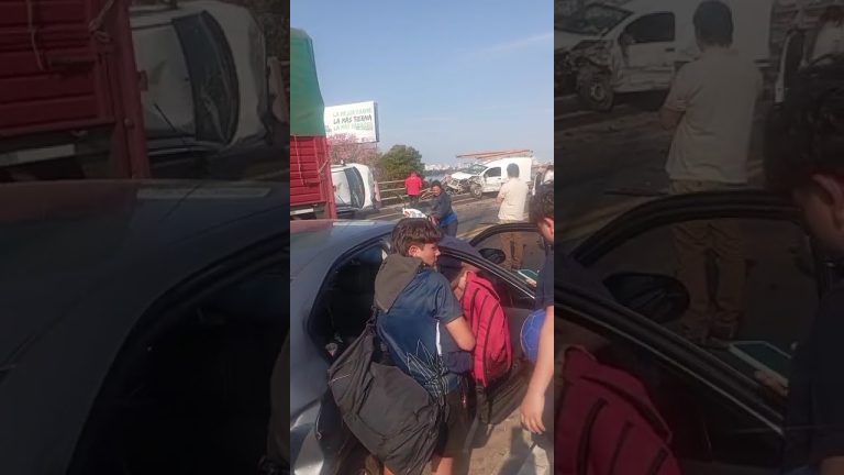 Grave accidente múltiple en el puente que conecta Chaco y Corrientes: auto volcado y varios heridos