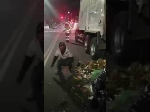 Hombre rescatado de compresor de basura tras quedarse atrapado al dormir en contenedor