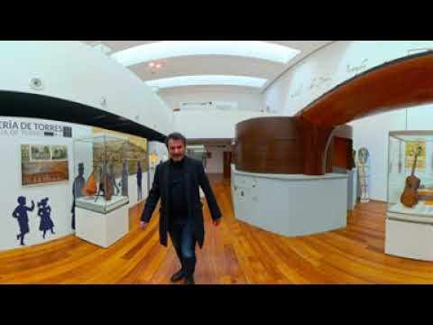 Posee más de 160 guitarras eléctricas y desea inaugurar el primer museo especializado del país