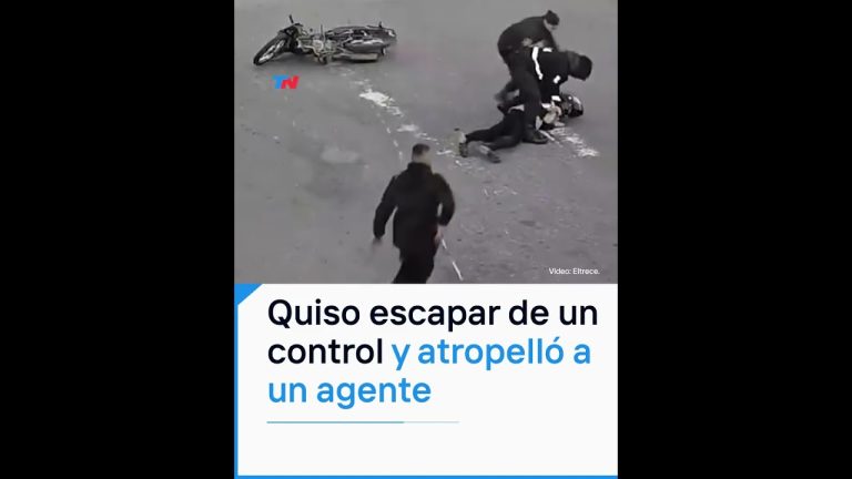 Adolescente embiste a agente de tráfico para evadir control y huye del lugar.