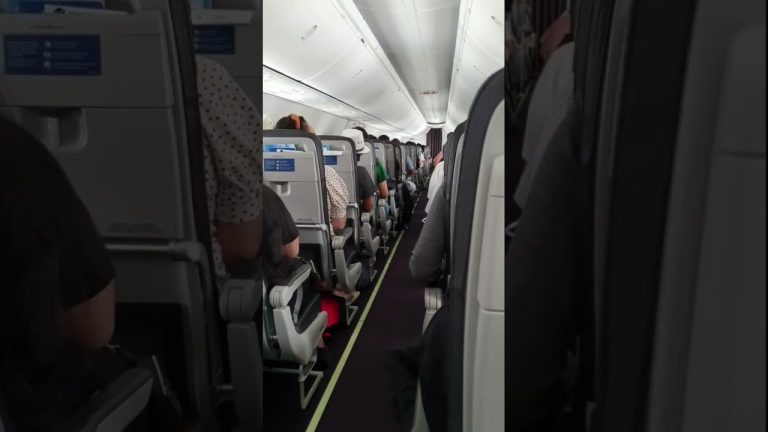 Avión causa conmoción al volar a poca altura sobre lago en Córdoba