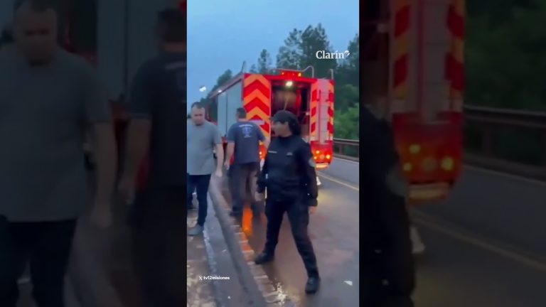Colisión de micro y automóvil provoca caída desde puente en Misiones y deja dos fallecidos