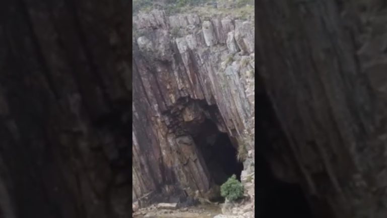 Descubre qué es un sumidero: el fenómeno que te engulle bajo tierra.