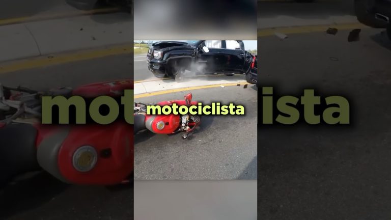 Motociclista alzando la rueda delantera atropella a una anciana, su estado es cr&iacute;tico