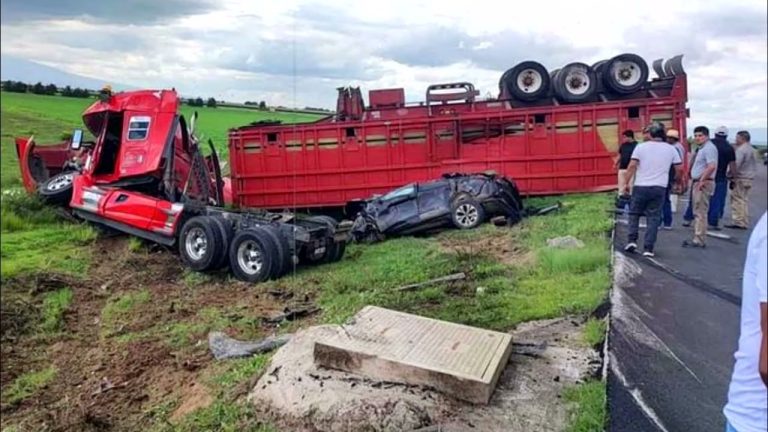 Detalles del accidente fatal entre una camioneta y un auto clásico que dejó dos muertos y una niña herida de gravedad