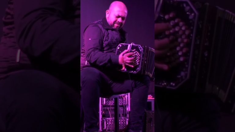 Evento cultural: celebración de una nueva edición con obra efímera de reconocida artista en la noche dedicada a los museos