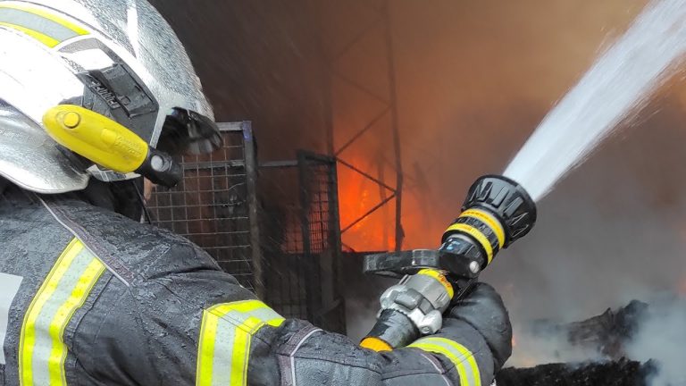 Incendio descontrolado en Spegazzini moviliza a múltiples equipos de bomberos