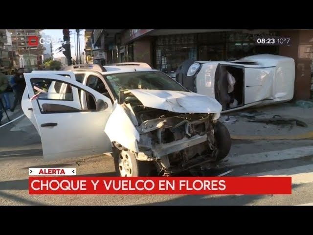 Accidente en Flores: un coche volcó en la acera después de colisionar con una camioneta y una familia.