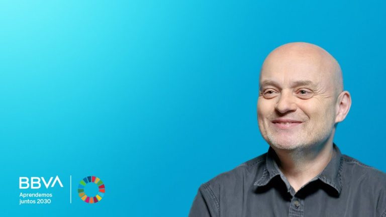 Acuerdo novedoso de padres en una escuela para retrasar el uso de celulares hasta los 13 años.