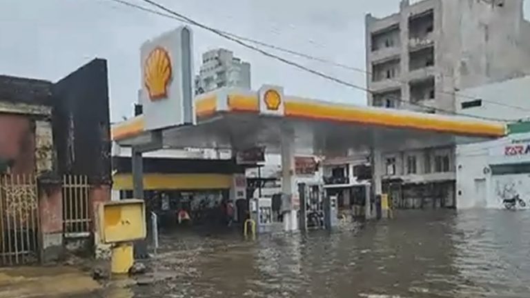 Persisten las advertencias de tormentas en el norte de Argentina y Corrientes lidia con inundaciones