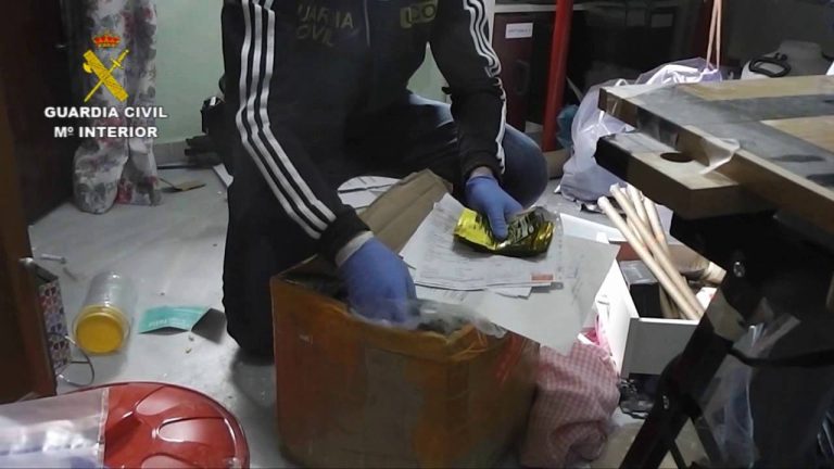 Detectan laboratorio clandestino que produc&iacute;a y comercializaba f&aacute;rmacos sin aprobaci&oacute;n de la ANMAT