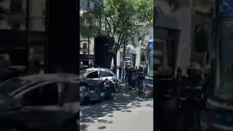 Un autob&uacute;s de la ruta 168 se descontrola y colisiona con cuatro coches estacionados en Palermo