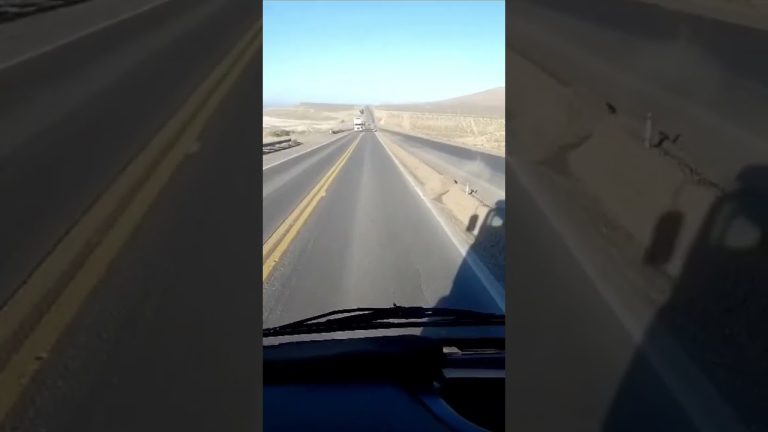 Arriesgada maniobra: joven se desplaz&oacute; sujet&aacute;ndose de un cami&oacute;n en una conocida autopista