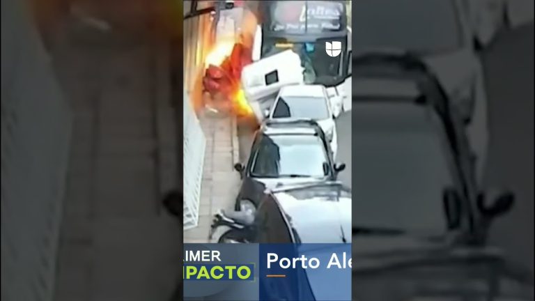 Siete personas en un auto sufren accidente en el Metrobús tras ser embestidos por un colectivo: escape en medio del incendio.