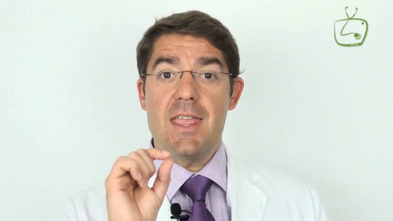 Solicitan ayuda para identificar a la mujer grabada dando cerveza a una niña en un tren.