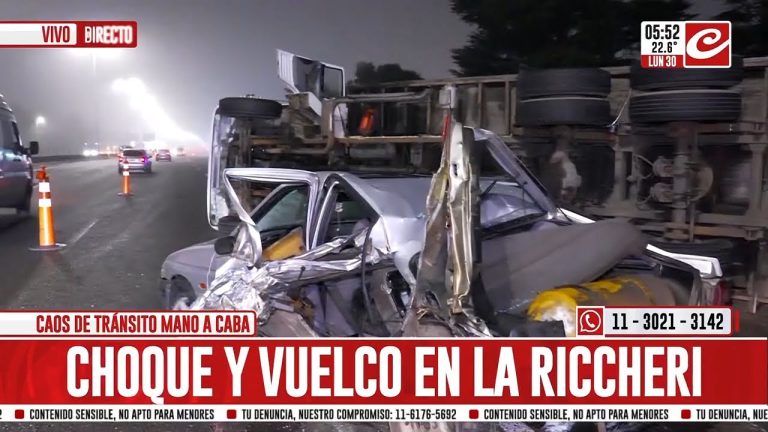 Camión volcado en la autopista Riccheri por la niebla causa demoras significativas hacia Buenos Aires.