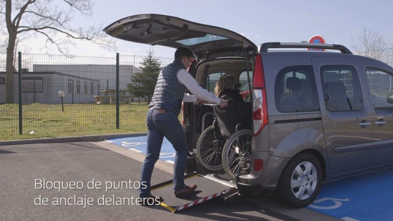 Crean una silla de ruedas capaz de superar autos que bloquean rampas para generar conciencia